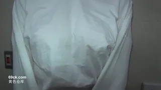 노모-FC2PPV-2765224 흰 피부와 통통한 가슴을 가진 날씬한 여성이 다양한 포즈로 놀림을 받습니다.